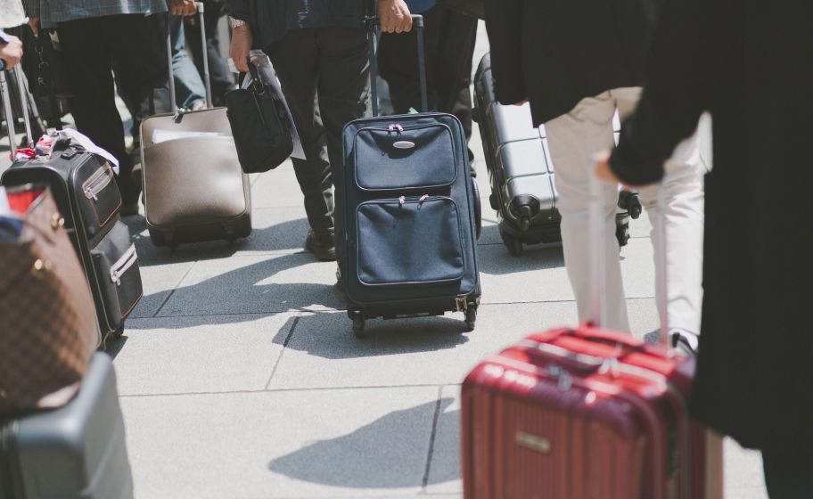 日本国内を観光する人々