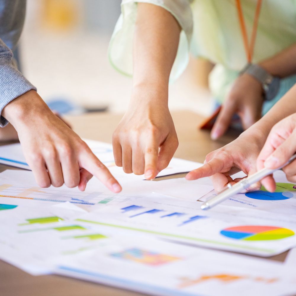 マーケティングチームの会議風景